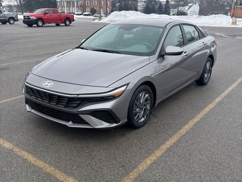 Used 2024 Hyundai Elantra SEL image 1