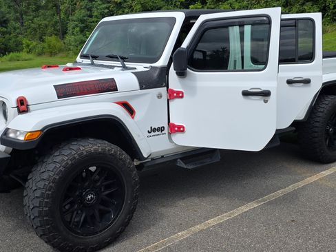 Used 2021 Jeep Gladiator Sport image 4