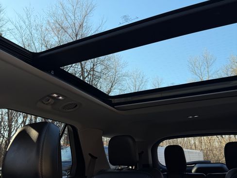 Used 2022 Ford Explorer XLT w/ Equipment Group 202A image 11