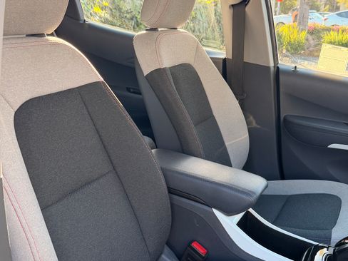 Used 2018 Chevrolet Bolt LT FWD image 19