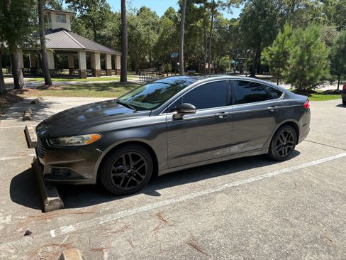 Used 2015 Ford Fusion SE w/ Equipment Group 202A FWD image 1