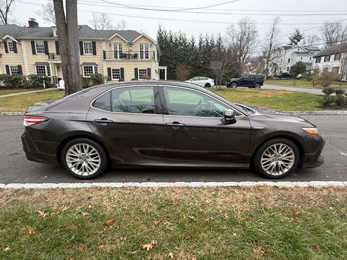 Used 2018 Toyota Camry XLE image 4