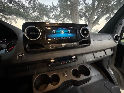 Used 2022 Mercedes-Benz Sprinter 2500 image 14