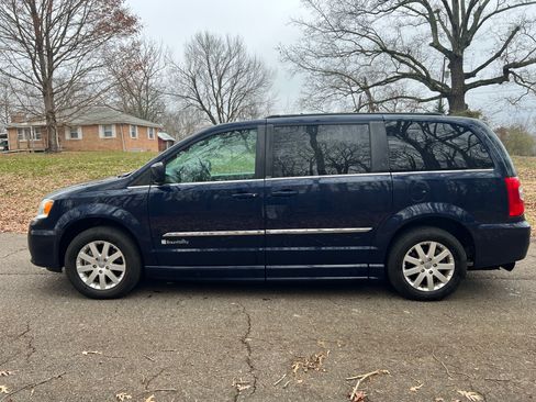 Used 2014 Chrysler Town & Country Touring image 4