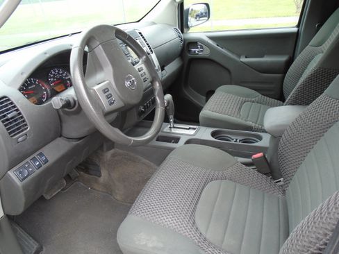 Used 2015 Nissan Frontier SV w/ SV Value Truck Package AWD/4WD image 11