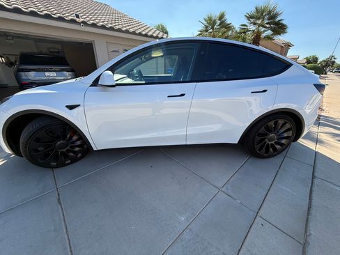 Used 2023 Tesla Model Y Performance image 2
