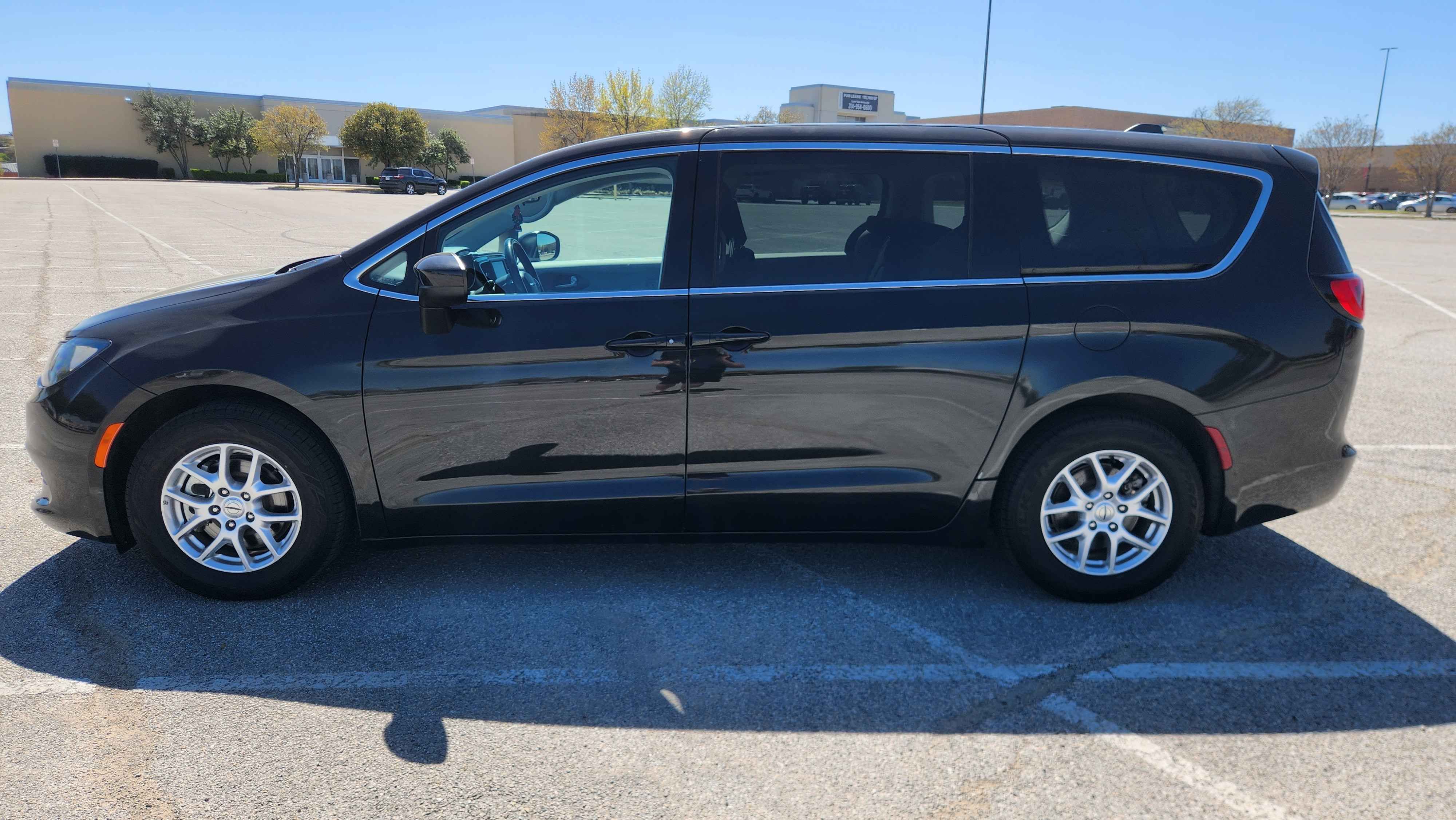 Used 2023 Chrysler Voyager LX FWD image 1