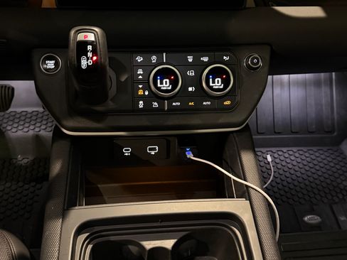 Used 2022 Land Rover Defender 90 X-Dynamic SE image 12