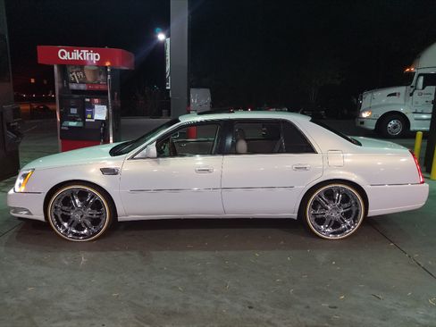 Used 2006 Cadillac DTS w/ Trunk Convenience Package image 3