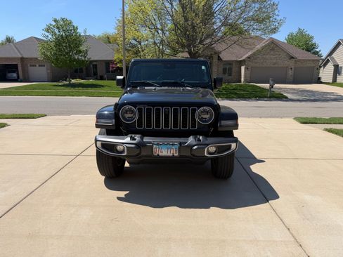 Used 2024 Jeep Wrangler Unlimited Sahara w/ Technology Group AWD/4WD image 2