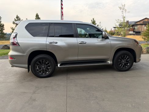 Used 2023 Lexus GX 460 Premium w/ Premium Package AWD/4WD image 2