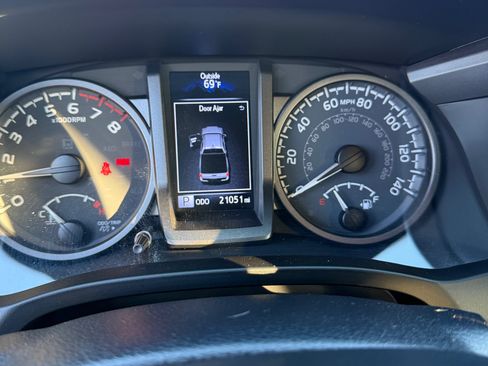 Used 2022 Toyota Tacoma TRD Off-Road w/ TRD Premium Off Road Package image 17