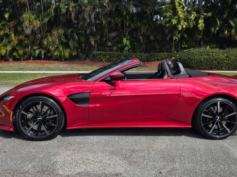 Used 2021 Aston Martin V8 Vantage Roadster image 4