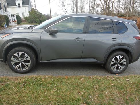 Used 2023 Nissan Rogue SV image 4