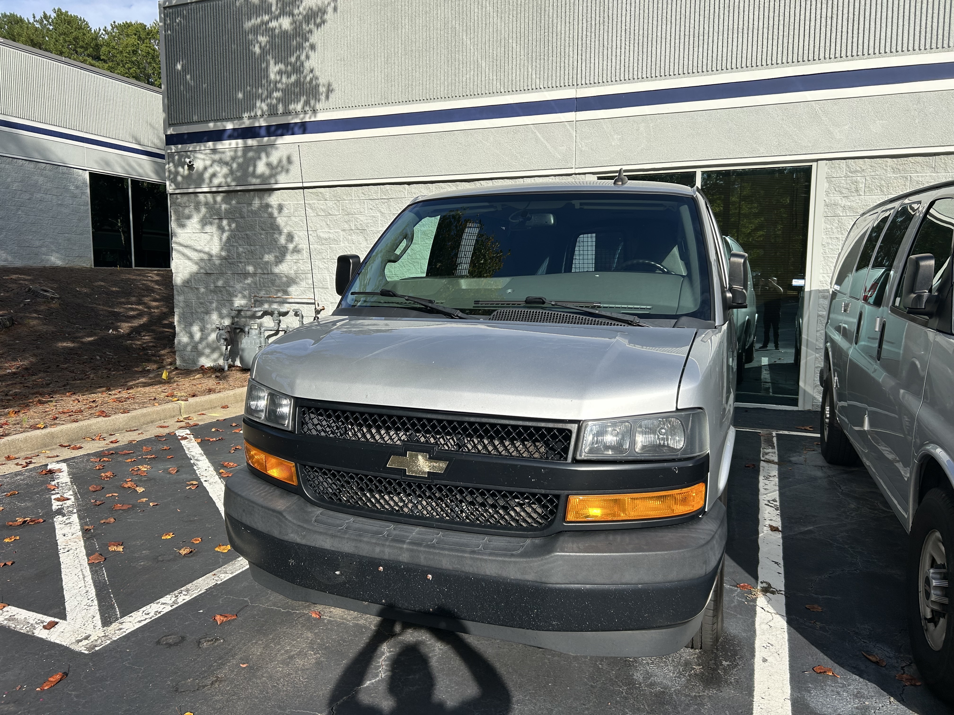 Used 2018 Chevrolet Express 2500 w/ Driver Convenience Package RWD image 2
