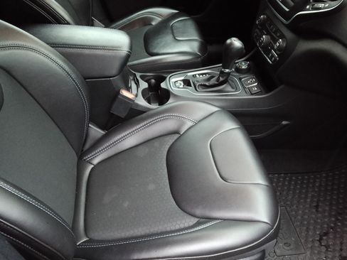 Used 2019 Jeep Cherokee Latitude Plus w/ Cold Weather Group image 28