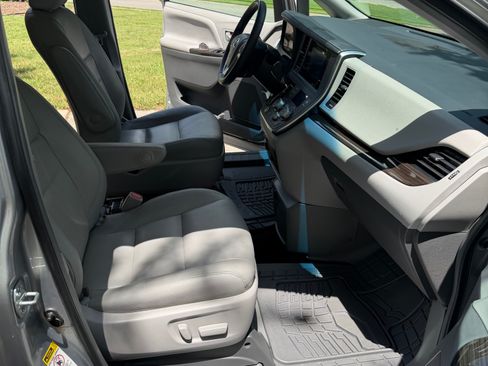 Used 2017 Toyota Sienna XLE w/ XLE Navigation Package FWD image 8