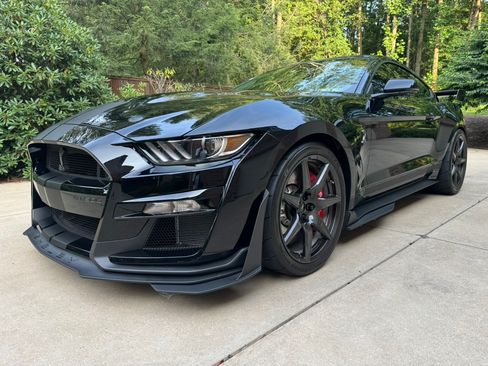 Used 2022 Ford Mustang Shelby GT500 w/ Carbon Fiber Track Pack image 1