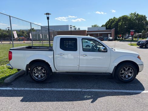 Used 2015 Nissan Frontier SL AWD/4WD image 4