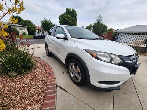 Used 2018 Honda HR-V LX image 1