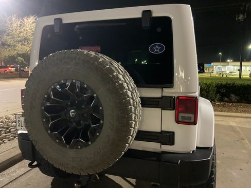 Used 2017 Jeep Wrangler Unlimited Rubicon w/ Connectivity Group image 15