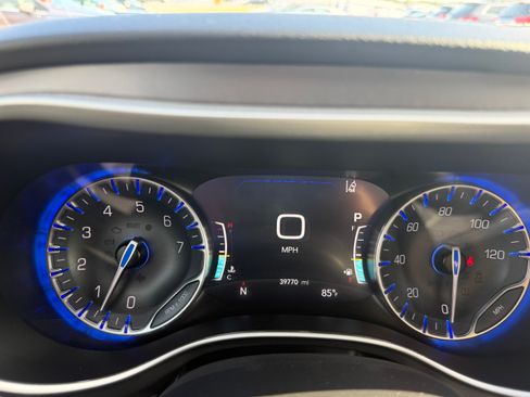 Used 2025 Chrysler Pacifica Select FWD image 10