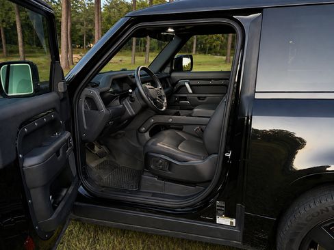Used 2024 Land Rover Defender 90 X-Dynamic SE AWD/4WD image 8