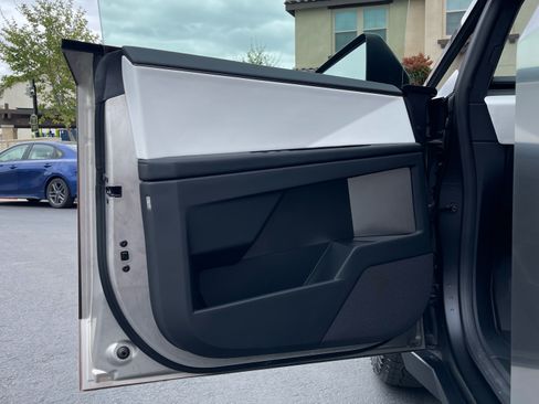 Used 2024 Tesla Cybertruck AWD Crew Cab image 18