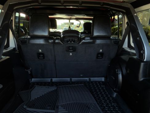 Used 2018 Jeep Wrangler Unlimited Sahara image 11