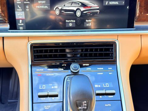 Used 2018 Porsche Panamera image 8
