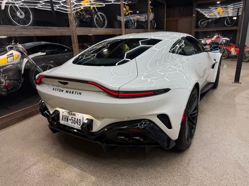 Used 2025 Aston Martin V8 Vantage Coupe RWD image 10