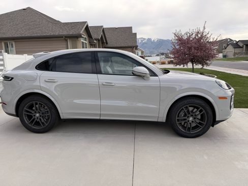 Used 2024 Porsche Cayenne Coupe AWD/4WD image 4