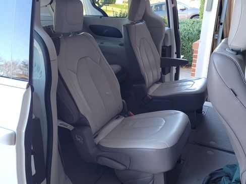 Used 2017 Chrysler Pacifica Touring-L image 4