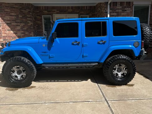 Used 2011 Jeep Wrangler Unlimited Sahara w/ Connectivity Group image 1