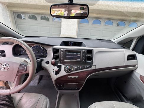 Used 2012 Toyota Sienna XLE w/ Premium Pkg AWD/4WD image 17