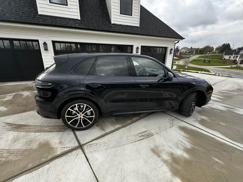 Used 2020 Porsche Cayenne Turbo image 5