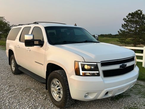 Used 2009 Chevrolet Suburban 2500 LT w/ Luxury Package AWD/4WD image 1