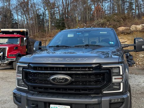 Used 2022 Ford F350 Lariat w/ Black Appearance Package image 6