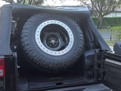 Used 2012 Jeep Wrangler Unlimited Rubicon AWD/4WD image 6