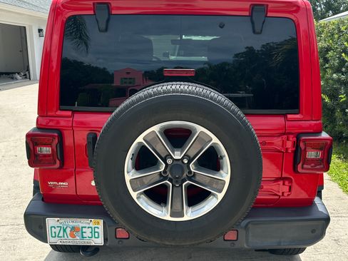 Used 2019 Jeep Wrangler Unlimited Sahara AWD/4WD image 8