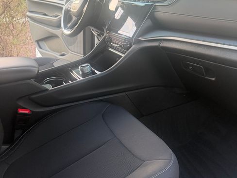 Used 2023 Jeep Grand Cherokee Laredo RWD image 10