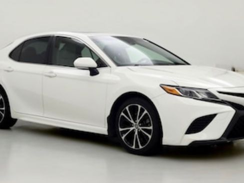 Used 2018 Toyota Camry SE w/ Moonroof Package FWD image 1