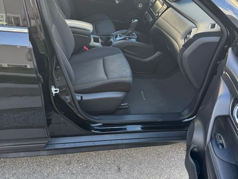 Used 2018 Nissan Rogue S AWD/4WD image 11