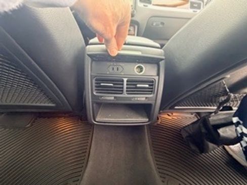 Used 2015 Volkswagen Touareg VR6 image 21