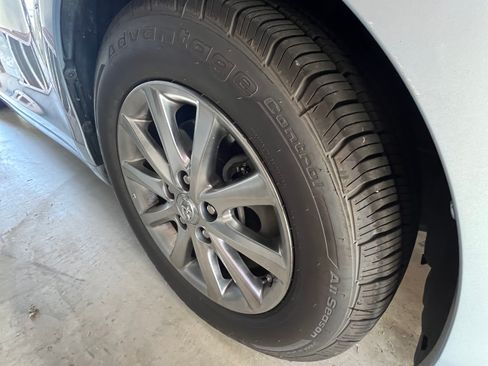 Used 2011 Toyota Camry Hybrid Sedan 4D image 19