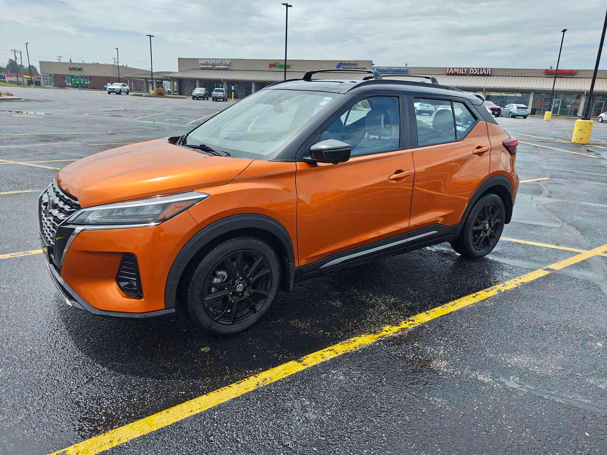 Used 2021 Nissan Kicks SR w/ SR Premium Package FWD image 1