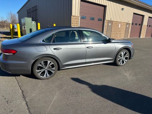 Used 2022 Volkswagen Passat 2.0T SE image 2