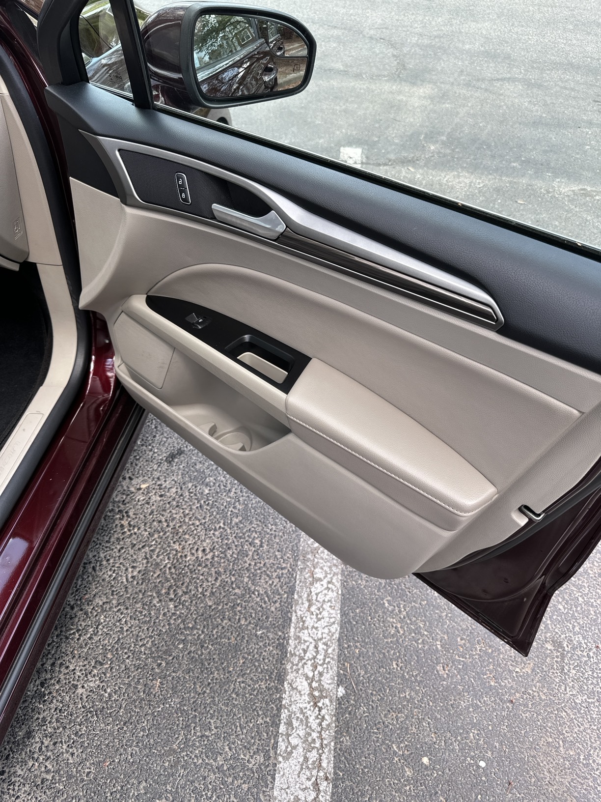 Used 2018 Ford Fusion SE w/ Fusion SE Technology Package FWD image 4