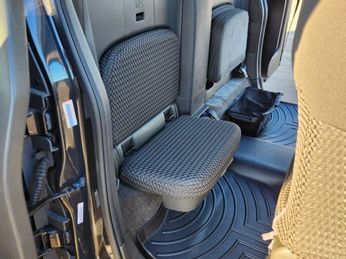 Used 2015 Nissan Frontier SV image 21