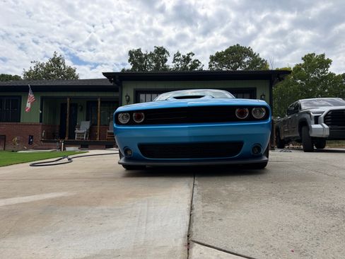 Used 2015 Dodge Challenger SRT RWD image 2